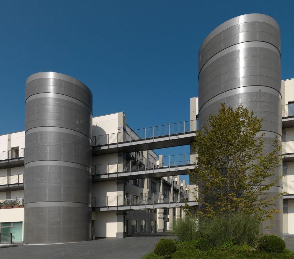 I piani sono suddivisi per ospitare parcheggi (interrato), attività commerciali (piano terra), uffici, spazi espositivi e altre attività artigianali (piano primo), hotel a quattro stelle (secondo piano), abitazioni private (terzo piano) e giardini pensili di pertinenza delle abitazioni sottostanti (quarto piano).