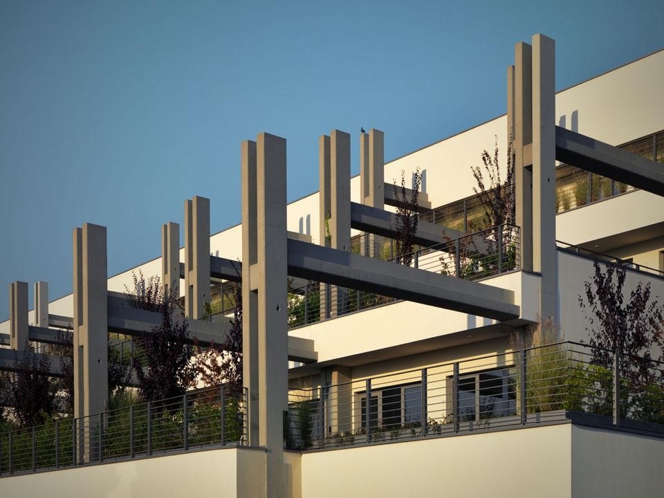 In alto: i pilastri che, a scopo scenografico notturno, accolgono internamente un sistema di illuminazione che permette di diffondere la luce lungo l'intera struttura.