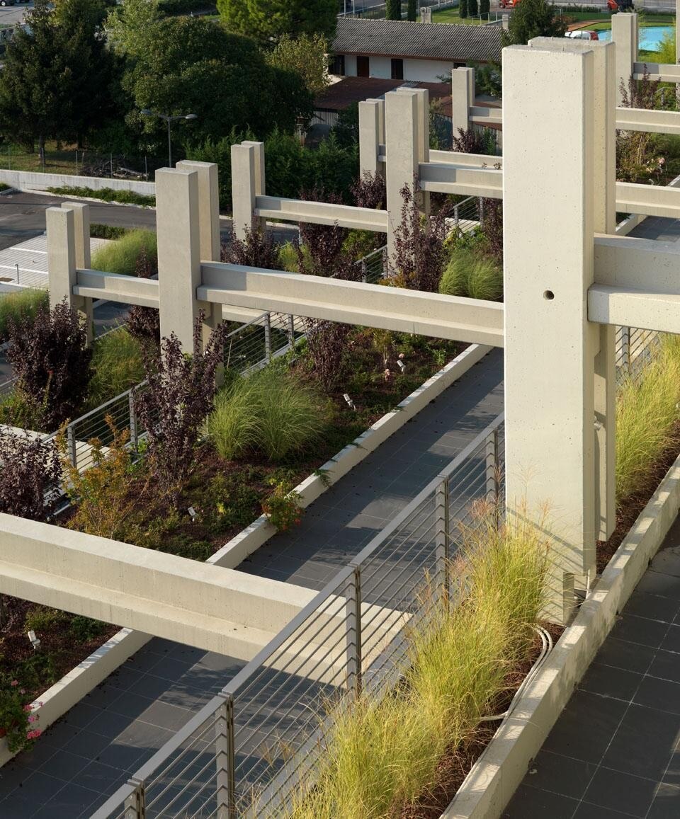 L'edificio si articola su più piani orientati a diverse destinazioni d'uso, al tempo stesso distinte e collegate tra loro.