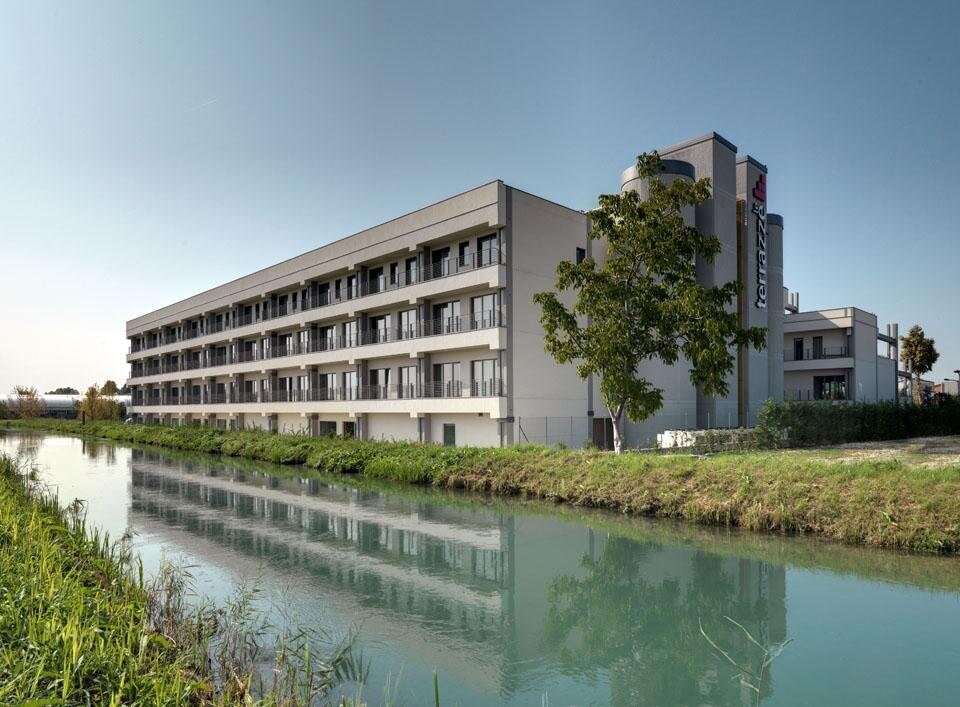 Il complesso, con l'effetto scenico degli elementi strutturali, gioca sui temi della trasparenza e dell'opacità grazie anche alla scelta dei materiali di rivestimento e finitura.