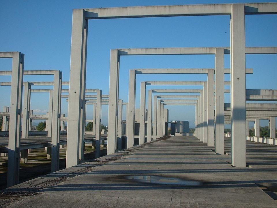 L'impianto preesistente caratterizzato da una maglia strutturale di pilastri e travi.