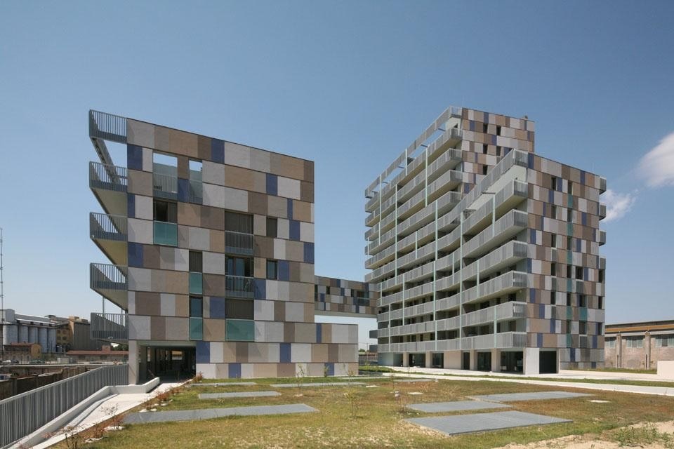 Progetto Darsena Lotto 4. Edificio di edilizia residenziale convenzionata realizzata da Cino Zucchi alla Darsena di Ravenna