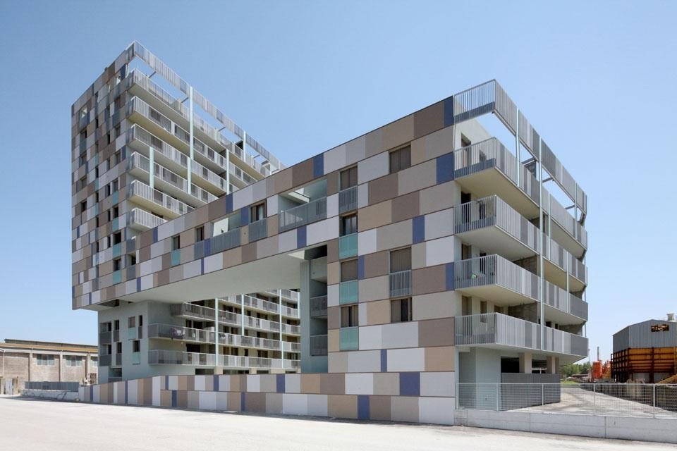 Progetto Darsena Lotto 4. Edificio di edilizia residenziale convenzionata realizzata da Cino Zucchi alla Darsena di Ravenna