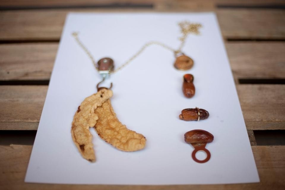 <i>KJ—KiloJewel</i> di Elisa Trentin utilizza il cibo come fonte di materiale per la composizione di gioielli effimeri dall'alto contenuto simbolico
