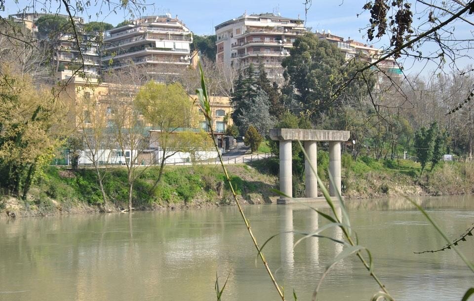 I piloni del ponte Bailey allo stato attuale