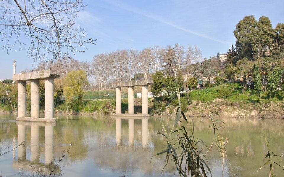 I piloni del ponte Bailey allo stato attuale