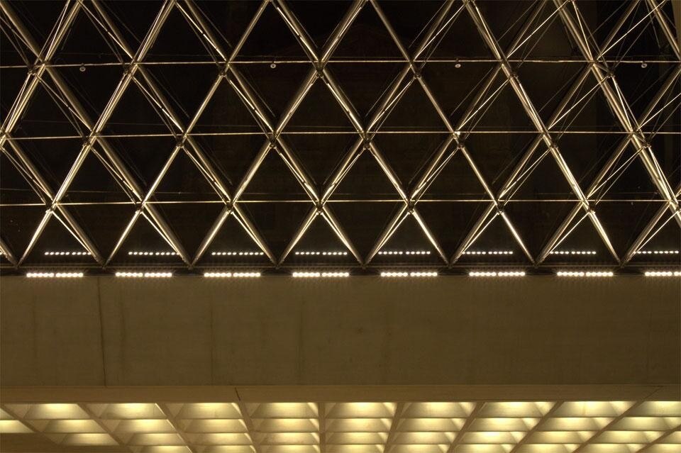 Particolare del sistema d'illuminazione della Piramide visto dall'interno