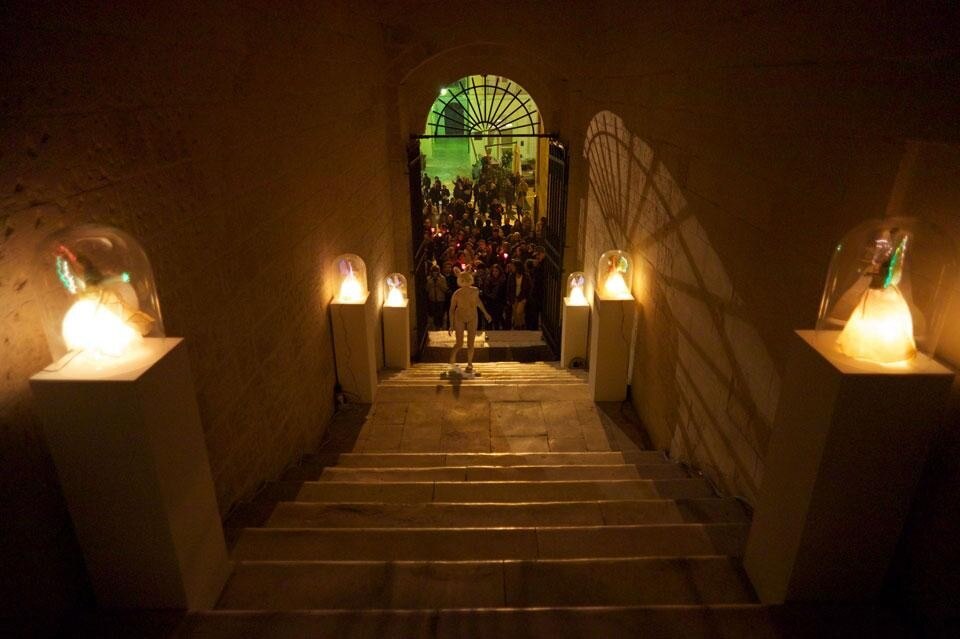 Franco Losvizzero, <i>
Lanterne bianche - L'adorazione dei 6</i>, 
Via Giuseppe Libertini - scalinata ex Conservatorio di Sant'Anna