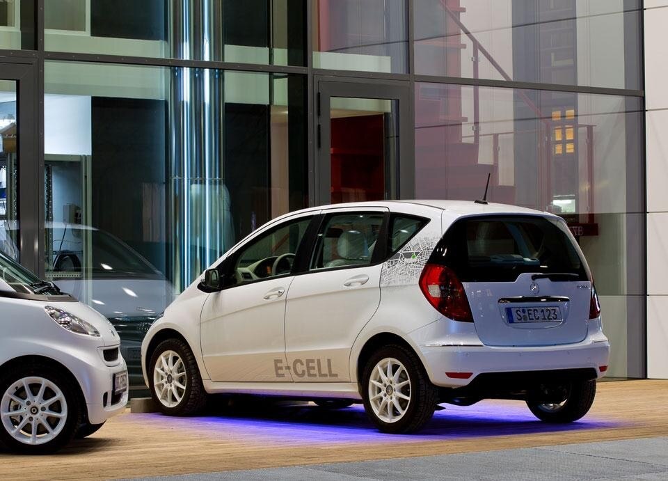 Un sistema particolare sul cruscotto (foto di apertura) aiuta a posizionare l'auto nel punto esatto per la ricarica induttiva senza fili (qui sopra)