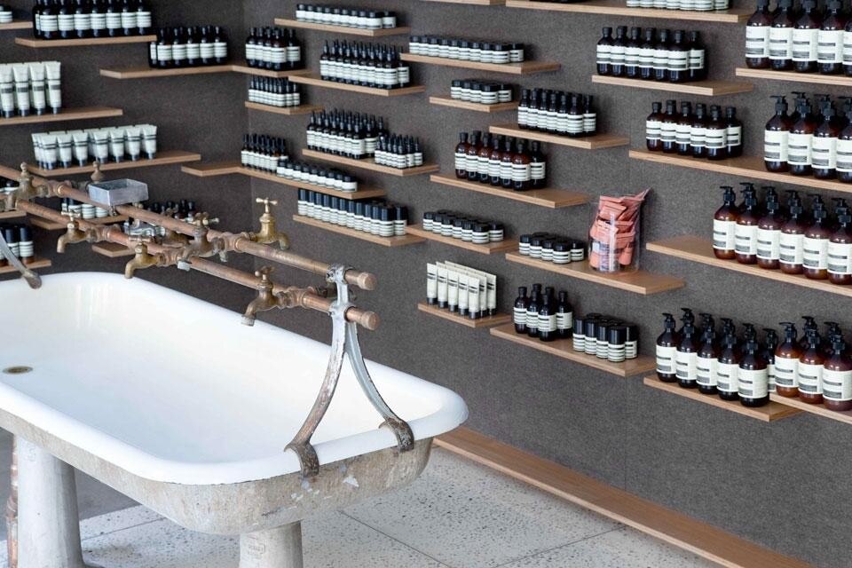 In primo piano il lavandino ottocentesco recuperato