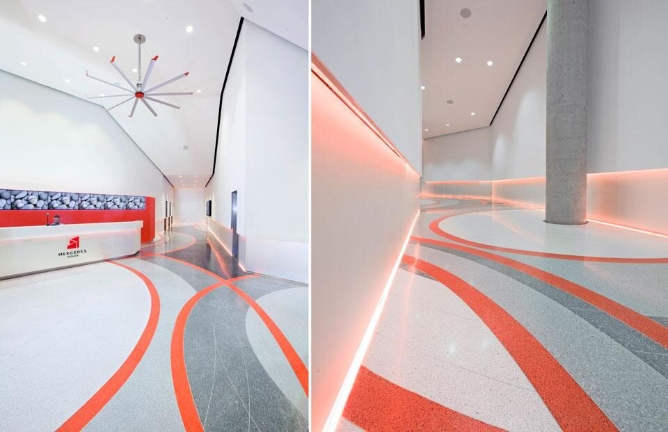 Striscie di LED colorati illuminano il pavimento