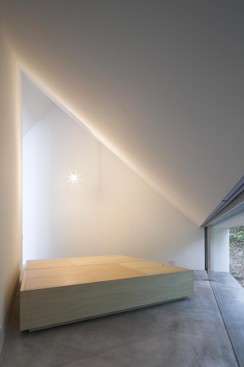 La camera da letto prende luce dalla stanza centrale e dalla finestra a livello del terreno