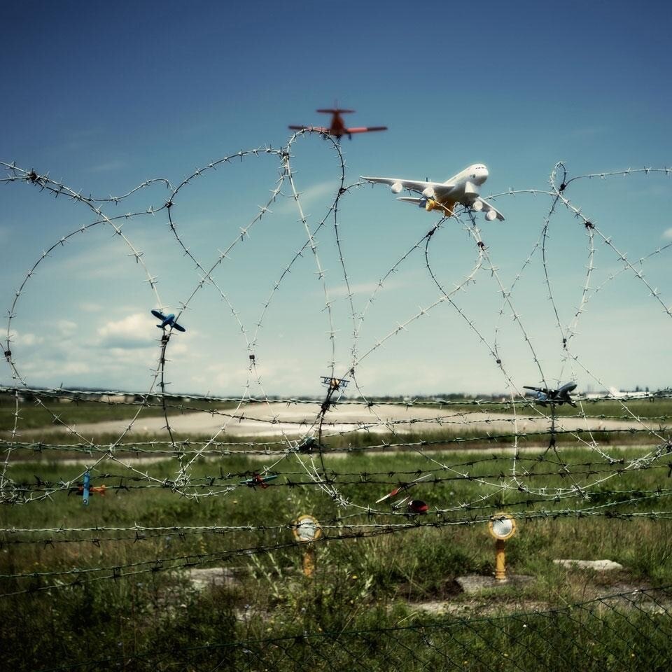 In apertura: Giovanni Presutti, dalla serie <i>Dependency</i>; qui sopra: Silvio Canini, dalla serie <i>Fly 380-Air Bou</i>