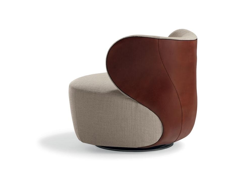 Bao, schienale in pelle e seduta in tessuto 