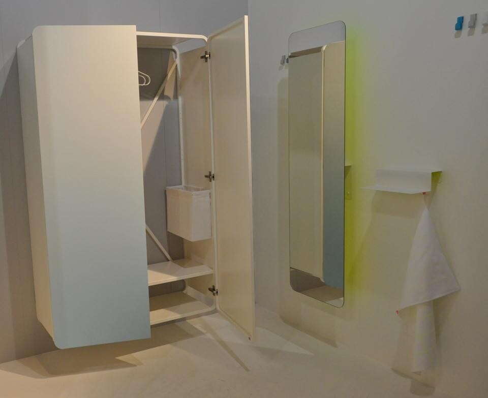 Flare di Scholten & Baijings. Armadio per riporre cappotti e scarpiera.