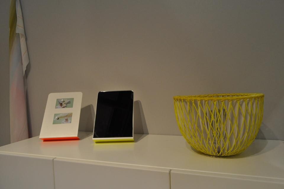 Flare di Scholten & Baijings. Specchietto e porta messaggi con retro in giallo e rosso neon.