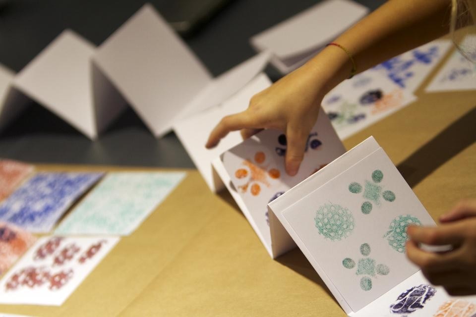 <i>Le superfici sono tutte uguali?</i> è il titolo del workshop tenuto da Cristina Bortolozzo seguendo il metodo Bruno Munari® nello showroom Laminam lo scorso 22 gennaio