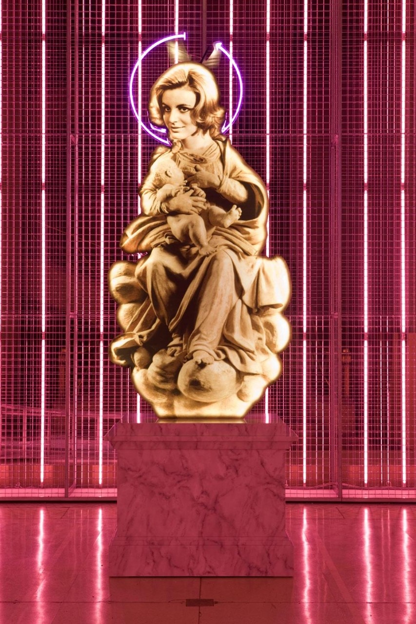 Scultura di Madonna con  bambino reinterpretata dall'artista italiano