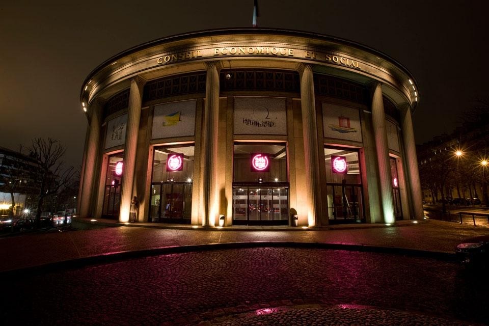 Veduta esterna dello storico Palais d'Iéna, l'edificio progettato da Auguste Perret tra il 1936 e il 1946, oggi sede del Conseil Economique, Social et Environnemental