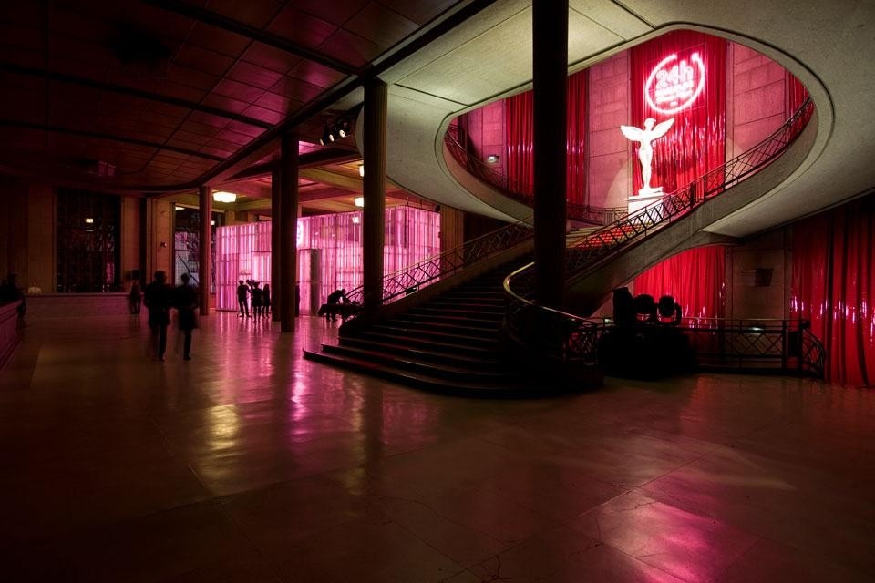 Scorcio del piano terra del Palais d'Iéna, con la grande scala che costituisce l'epicentro dell'edificio