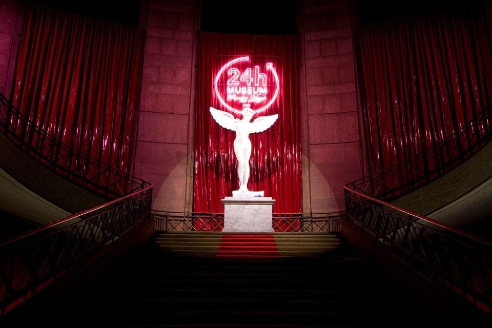 Scultura di una misteriosa dea che Vezzoli ha scelto di installare in cima alle scale, davanti al logo del suo "museo inesistente"