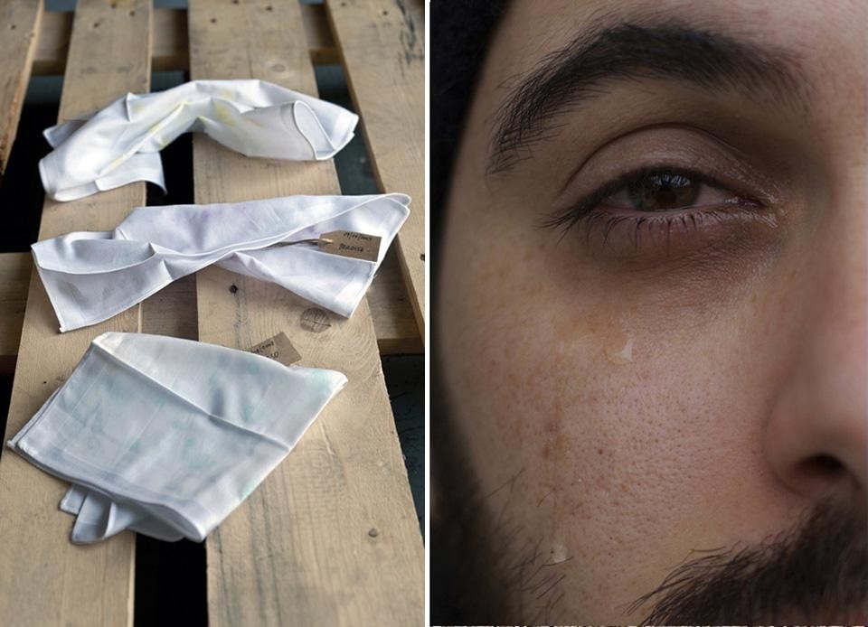 Martina Alice Ferrara, <i>Tears Tester</i>. Le lacrime possono contenere una diversa concentrazione di ormoni a seconda delle situazioni in cui sono generate. Come una
cartina tornasole il fazzoletto restituisce un colore diverso a seconda della composizione della lacrima. Ad ogni colore potrà essere
associato un ricordo o un’emozione