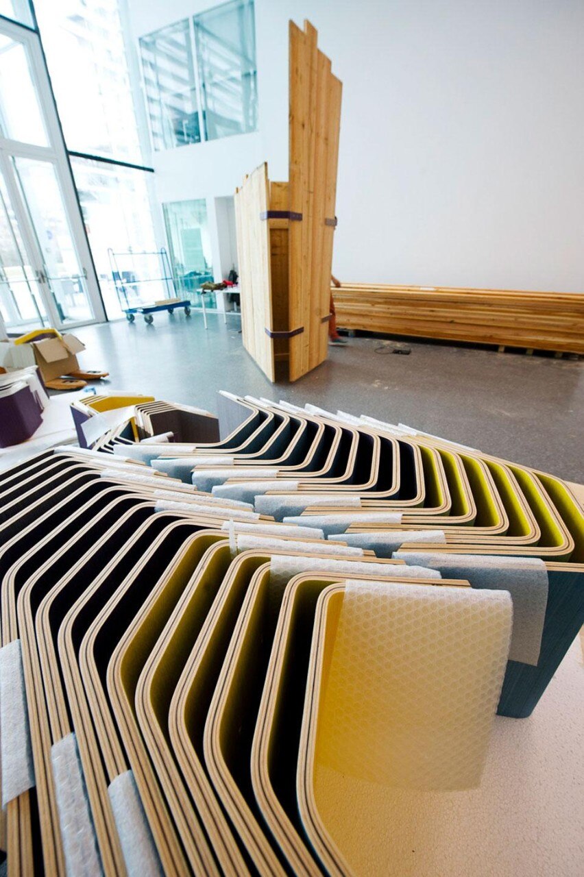 Gli elementi delle sedute pronti per l'assemblaggio