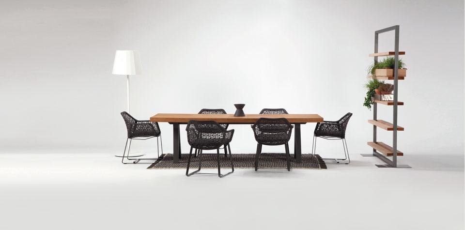 Sedie della collezione Maia (progetto di Patricia Urquiola) e separatore d'ambienti della serie Kettal Objects (progetto di Kettal Studio)