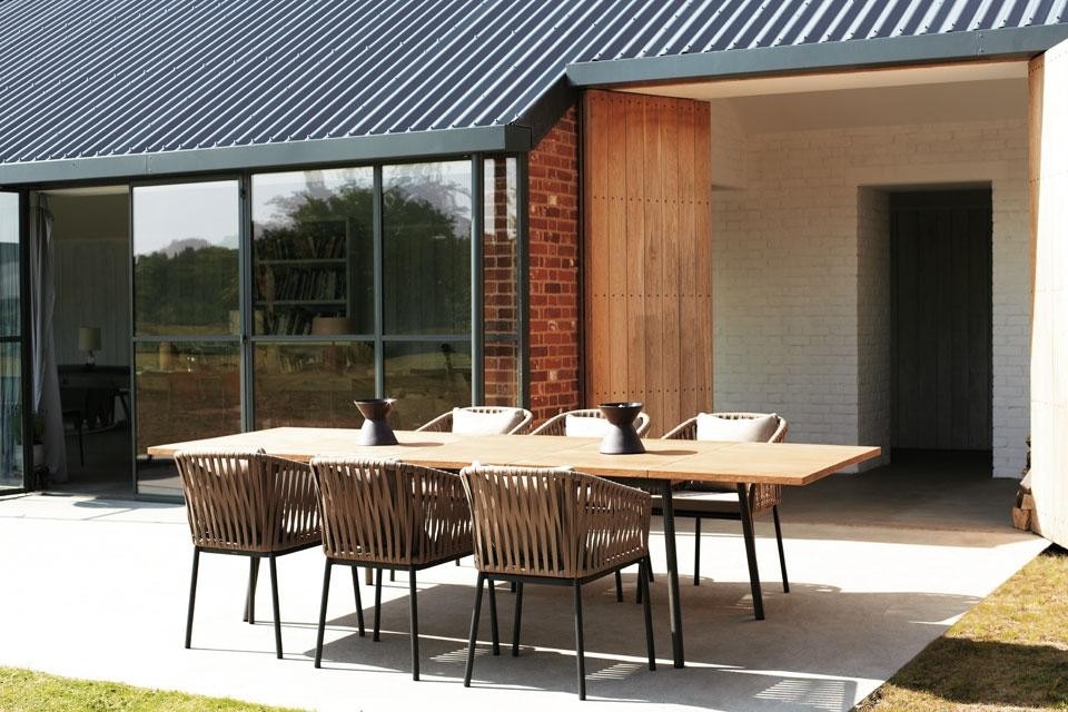 Sedie e tavoli della linea Bitta (progetto di Rodolfo Dordoni)