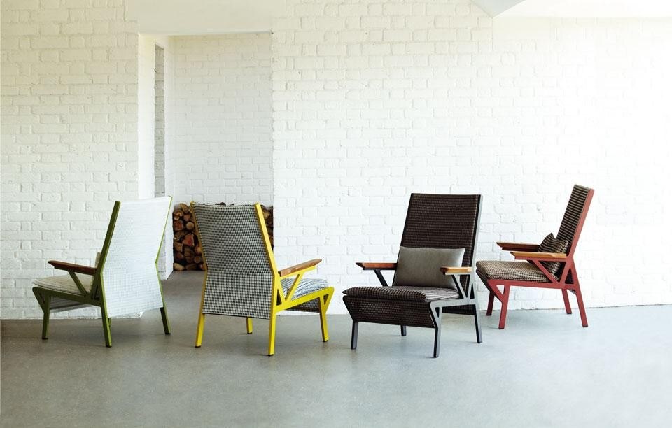 In alto: dettaglio della poltrona Bob (progetto di Hella Jongerius). Sopra: le poltroncine della linea Vieques (progetto di Patricia Urquiola)