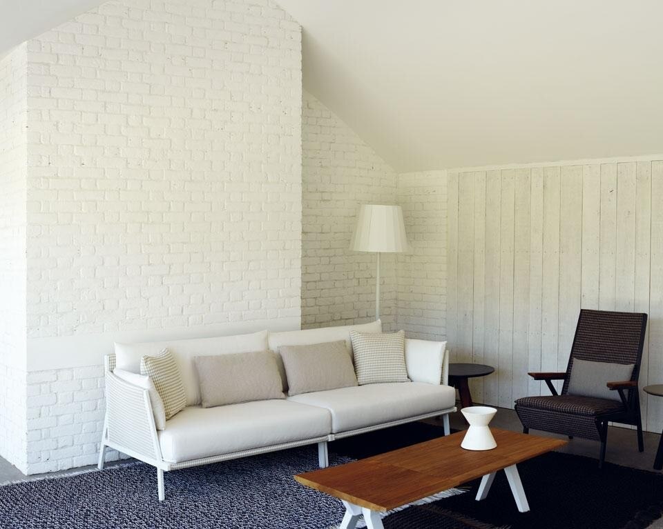 Divano, poltroncina e tappeto della linea Vieques (progetto di Patricia Urquiola)