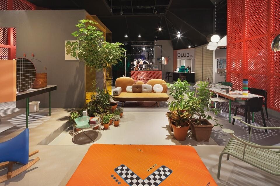 Doshi Levien: <i>Das Haus</i>. Il cortile centrale con, sullo sfondo, il divano disegnato per Moroso