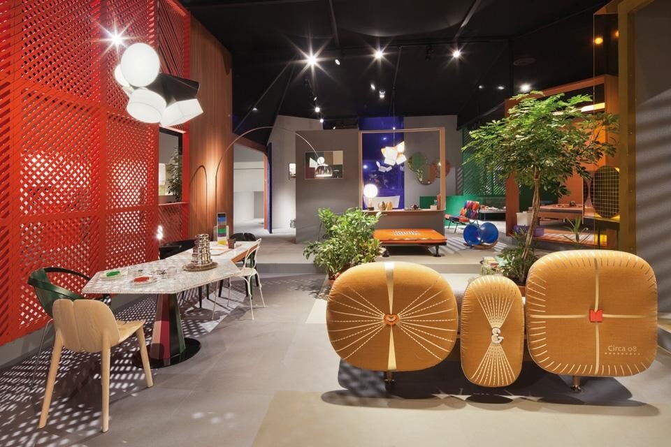 Doshi Levien: <i>Das Haus</i>. In soggiorno, il divano disegnato per Moroso