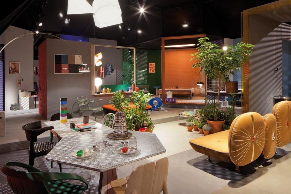 Doshi Levien: <i>Das Haus</i>. Sulla sinistra, il tavolo disegnato per la galleria berlinese Stilwerk Limited Edition 