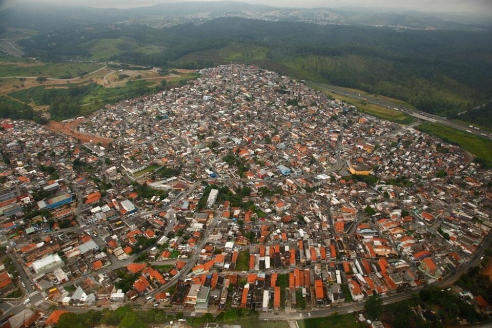 Apertura: nella favela di São Francisco. Photo Lorenza Baroncelli. Qui sopra: vista aerea di una favela di São Paulo. Photo Ricardo Saito