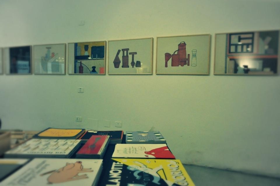 In apertura e qui sopra: la mostra dedicata al lavoro di Nathalie Du Pasquier nella libreria milanese 121+