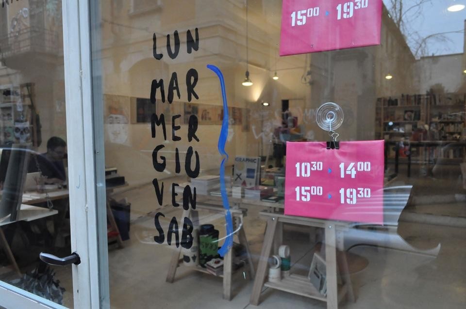 L'ingresso della libreria Corraini 121+ in via Savona a Milano