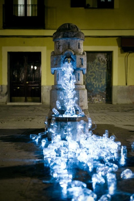 Luzinterruptus: <i>Drinking water running through the streets</i>