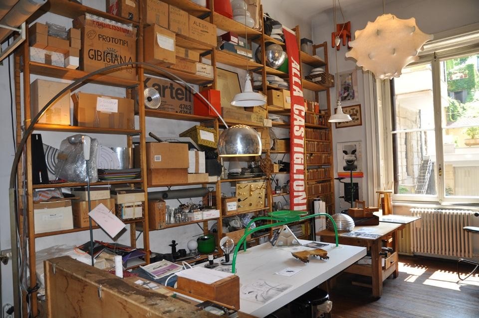 In apertura: la stanza dei tecnigrafi dello Studio Museo Achille Castiglioni. Qui sopra: la stanza dei prototipi. Photo © Fondazione Achille Castiglioni