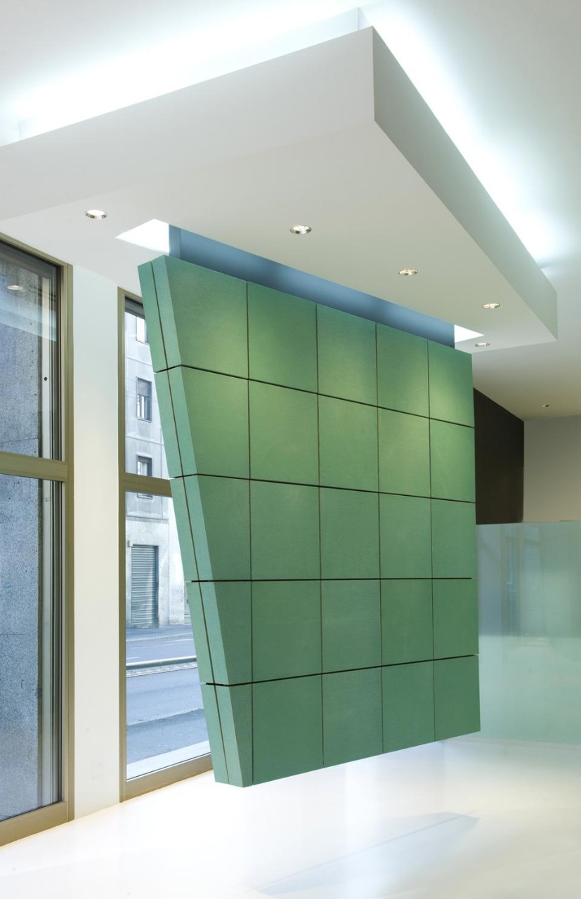 Il primo totem è realizzato con elementi a cassetta di formato quadrato 50x50cm nella superficie TECU® Patina