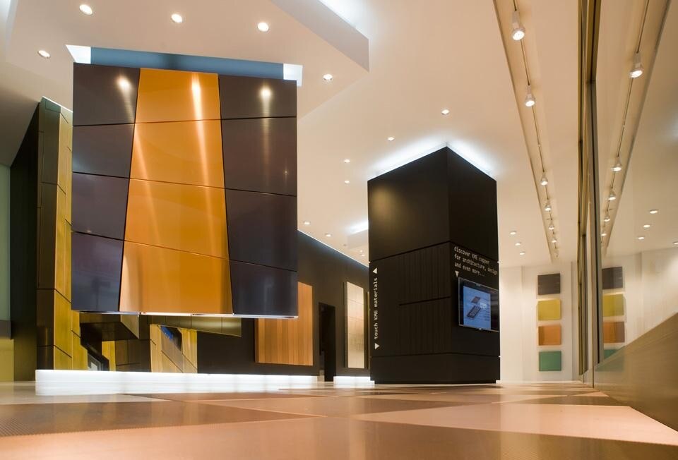 Con le loro forme ardite e colorazioni nette, i 4 grandi totem aerei ritmano in modo regolare il percorso espositivo suggerendo scorci e punti di vista molteplici