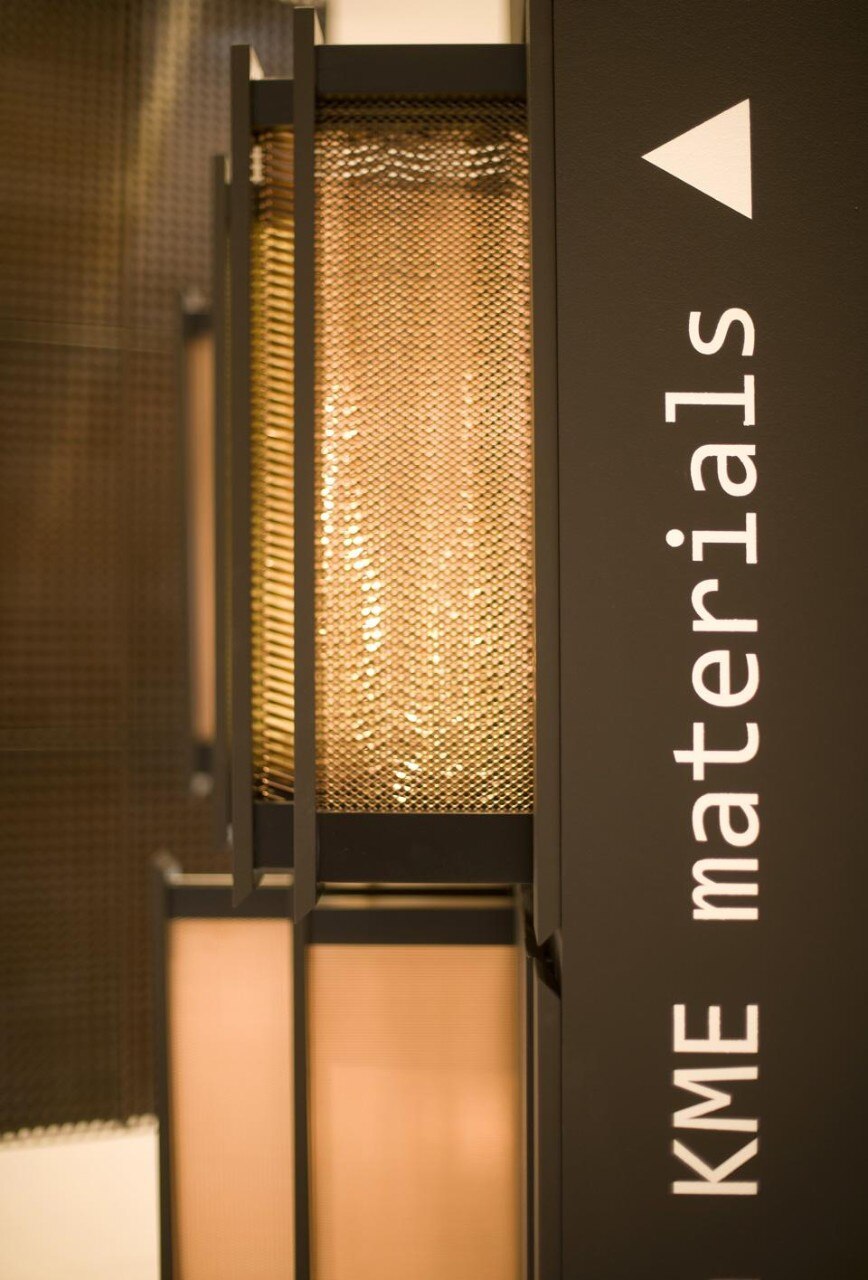 L'intera campionatura KME è racchiusa in un elemento monolitico nero centrale, che nasconde 48 elementi espositivi estraibili con sistema push-pull