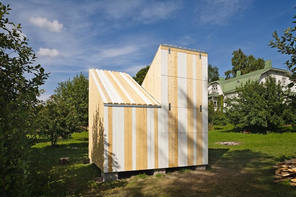Il cottage si basa essenzialmente su una sezione: la struttura è molto semplice, ripetuta in due moduli uguali ma orientati in direzioni opposte