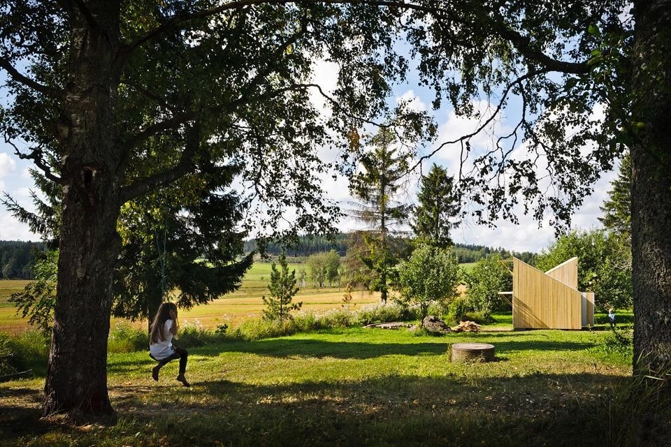 Anna ed Eugeni Bach hanno scelto la fattoria dei nonni in Finlandia per costruire una casa ai loro figli