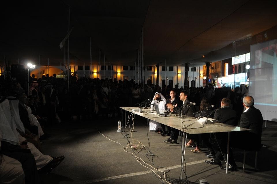 In alto: Bab Al Bahrain Open Ideas Competition exhibition. Il padiglione di Leopold Banchini e Noura Al Sayeh. Foto di Noura Al Sayeh. Qui sopra: l'evento di presentazione della Bab Al Bahrain Open Ideas Competition. Foto del Ministero della Cultura, Bahrain