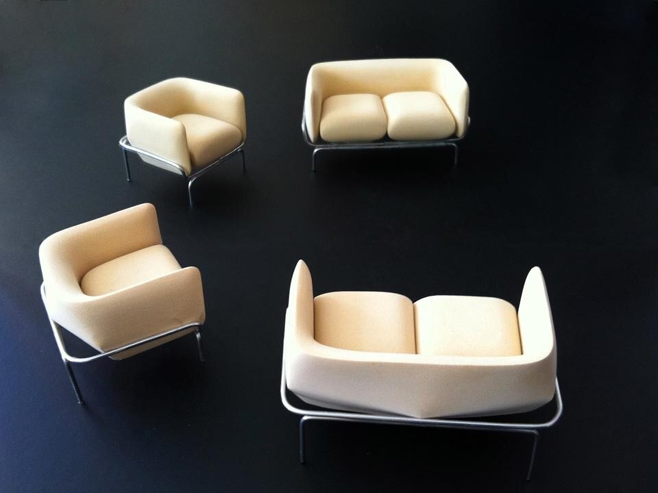 In apertura e qui sopra: modellini della nuova collezione di divani e poltrone Chandigarh di Doshi Levien per Moroso