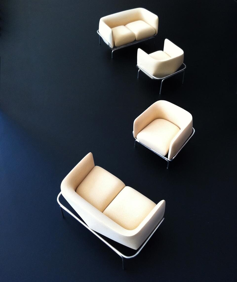 Modellini della nuova collezione di divani e poltrone Chandigarh di Doshi Levien per Moroso
