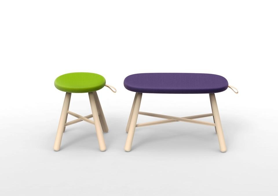 Tag Stool di Ichiro Iwasaki. Famiglia di sgabelli e panca di frassino con seduta tonda o ovale imbottita colorata, dotati di una maniglia di pelle
