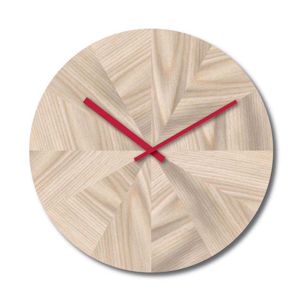 Pieces of Time di Ding 3000. L’intarsio di elementi di frassino disegna il quadrante in dodici spicchi, dove le lancette colorate indicano l’ora senza l’aiuto dei numeri
