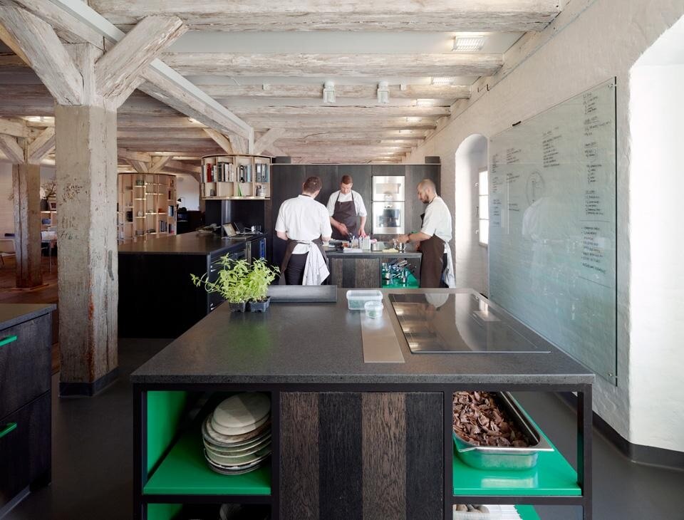 Curvandosi nei 200 metri quadrati dello spazio, le unità suddividono lo spazio in aree più piccole che ospitano il laboratorio della cucina, l'orto botanico, le aree per lo staff e gli uffici